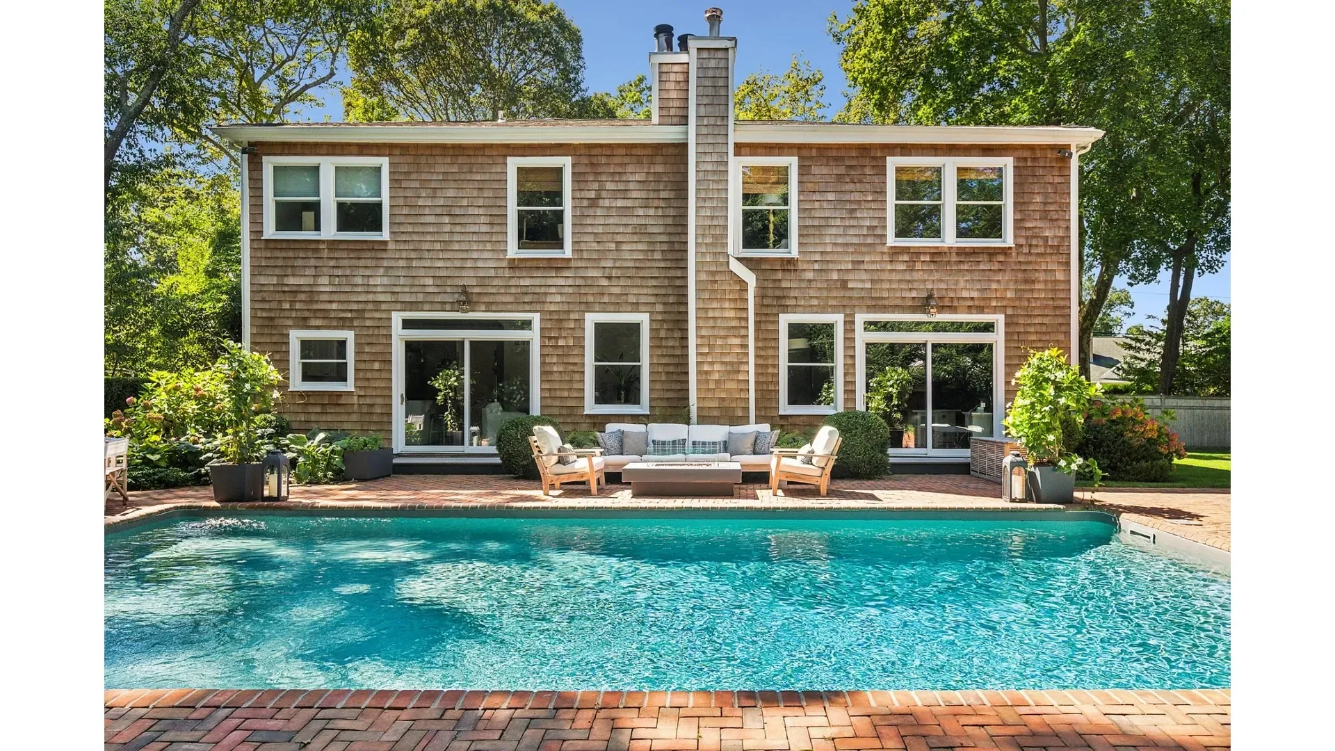 Exterior photo 5