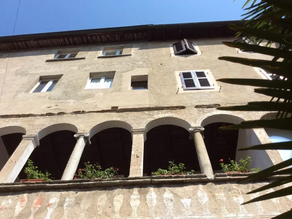 Exterior photo 2