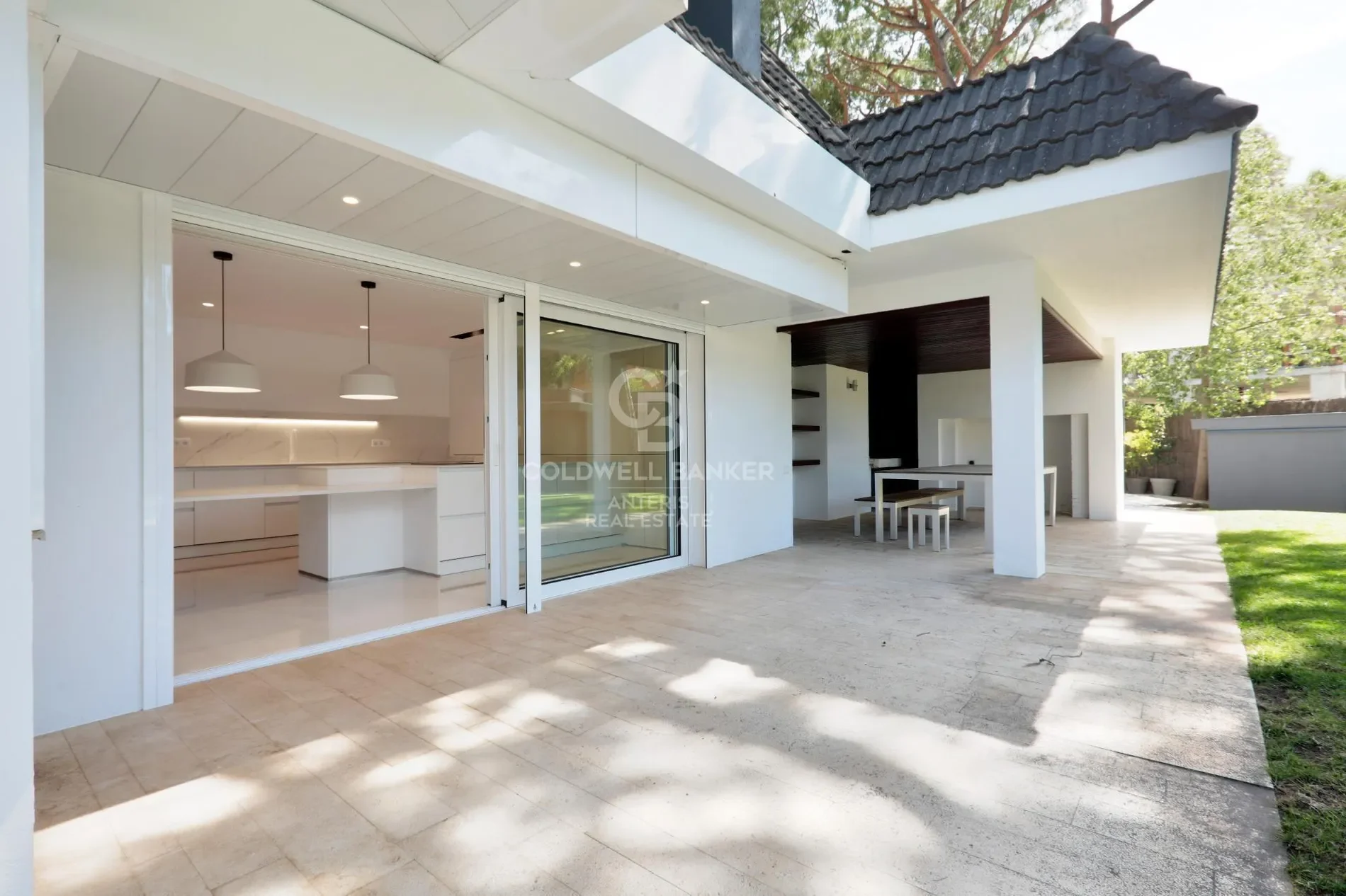 Exterior photo 5