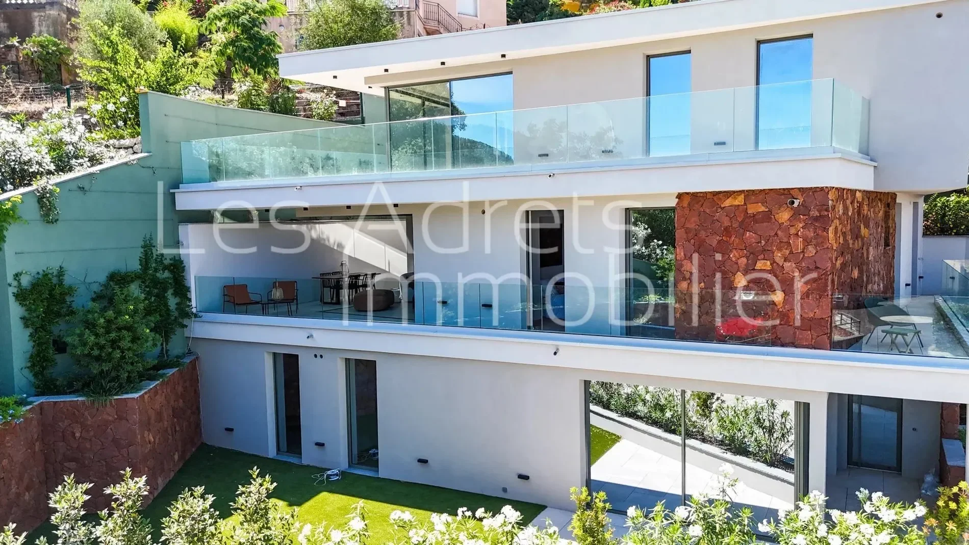 Exterior photo 2