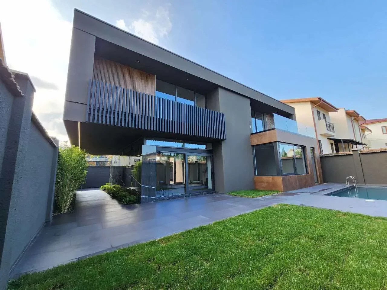 Exterior photo 2