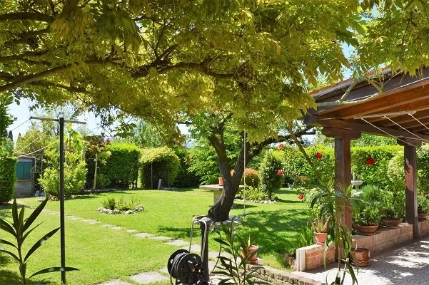 Exterior photo 2