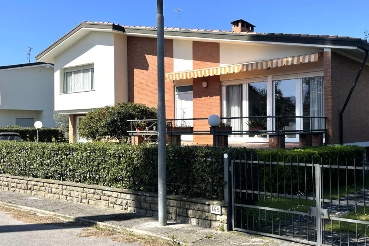 Exterior photo 3