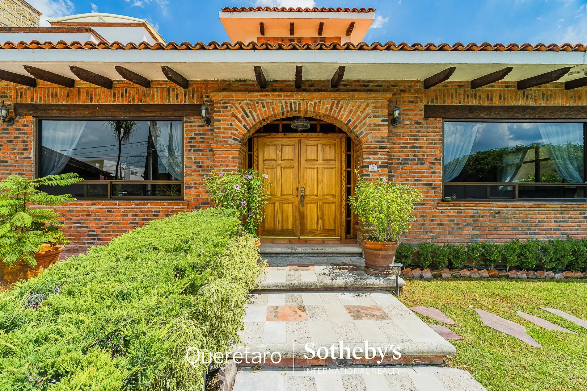 Exterior photo 5