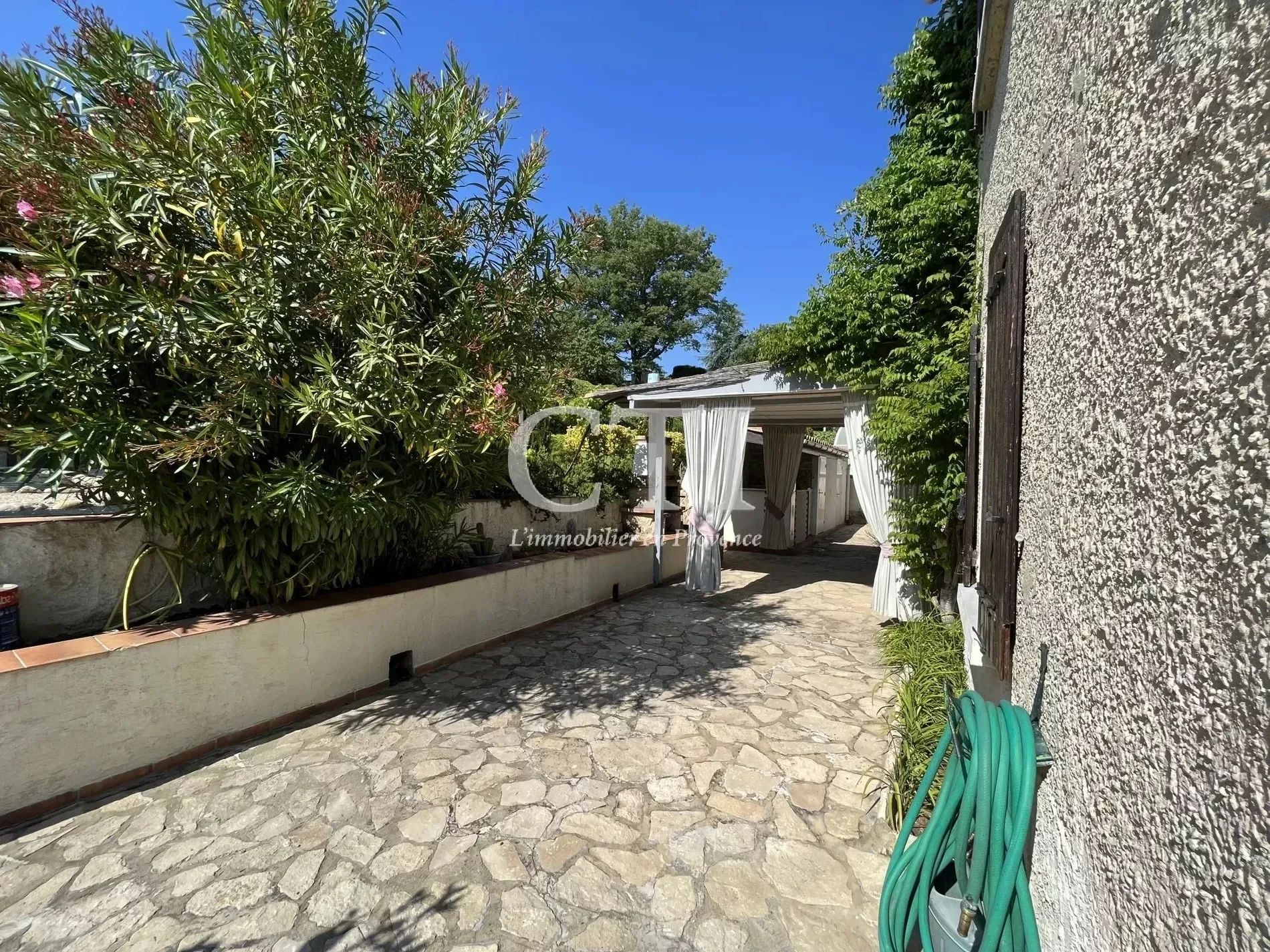 Exterior photo 9