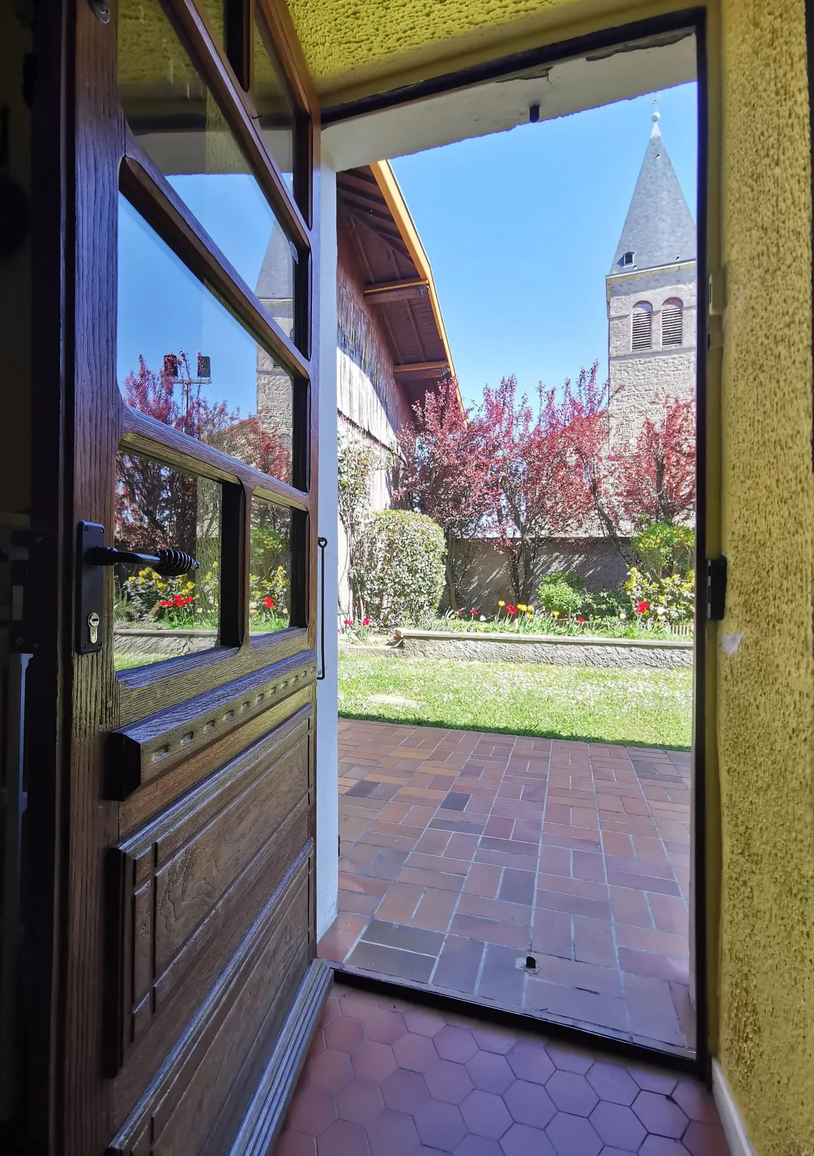 Exterior photo 6