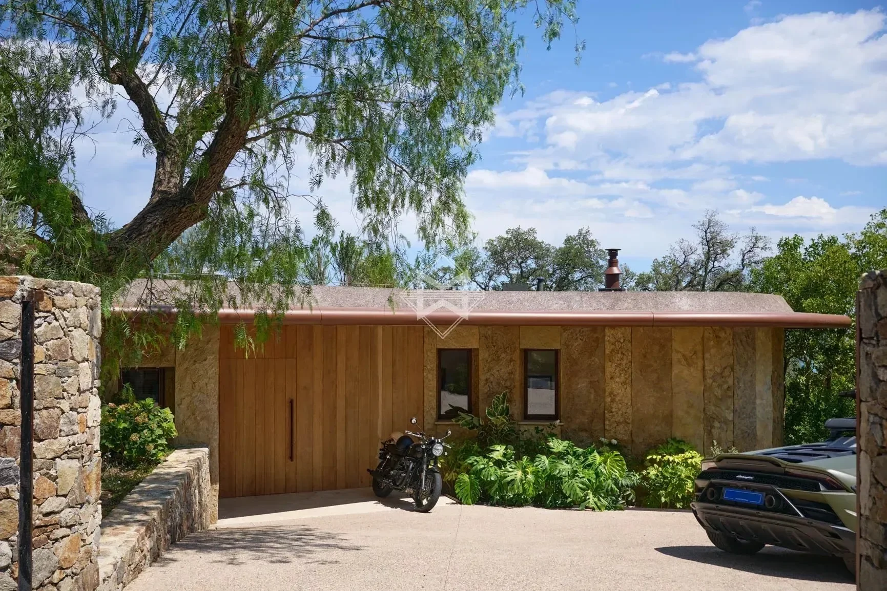 Exterior photo 5
