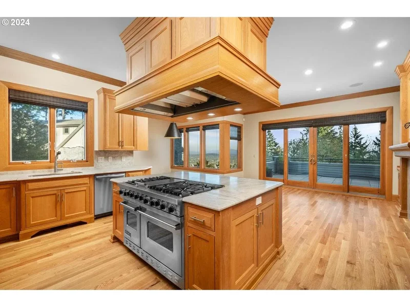 3534 SW Gale Ave, Portland, OR 97239, Portland, Oregon, United States. - Photo 2