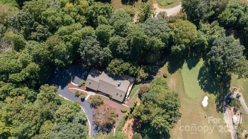 2240 E Cumming Woods Lane, Hendersonville, NC 28739, Laurel Park, North Carolina, United States. - Photo 4