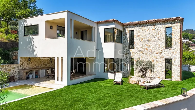 New villa with top-of-the-range amenities