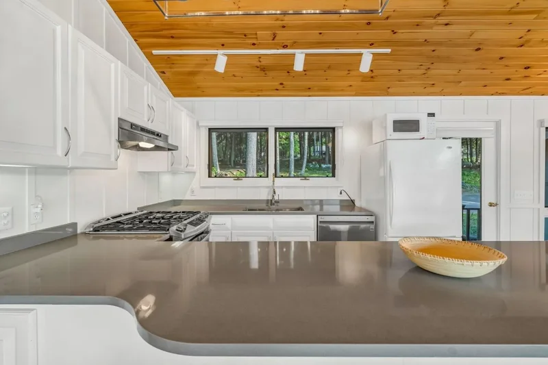 6 Bedrooms Single Family Detached