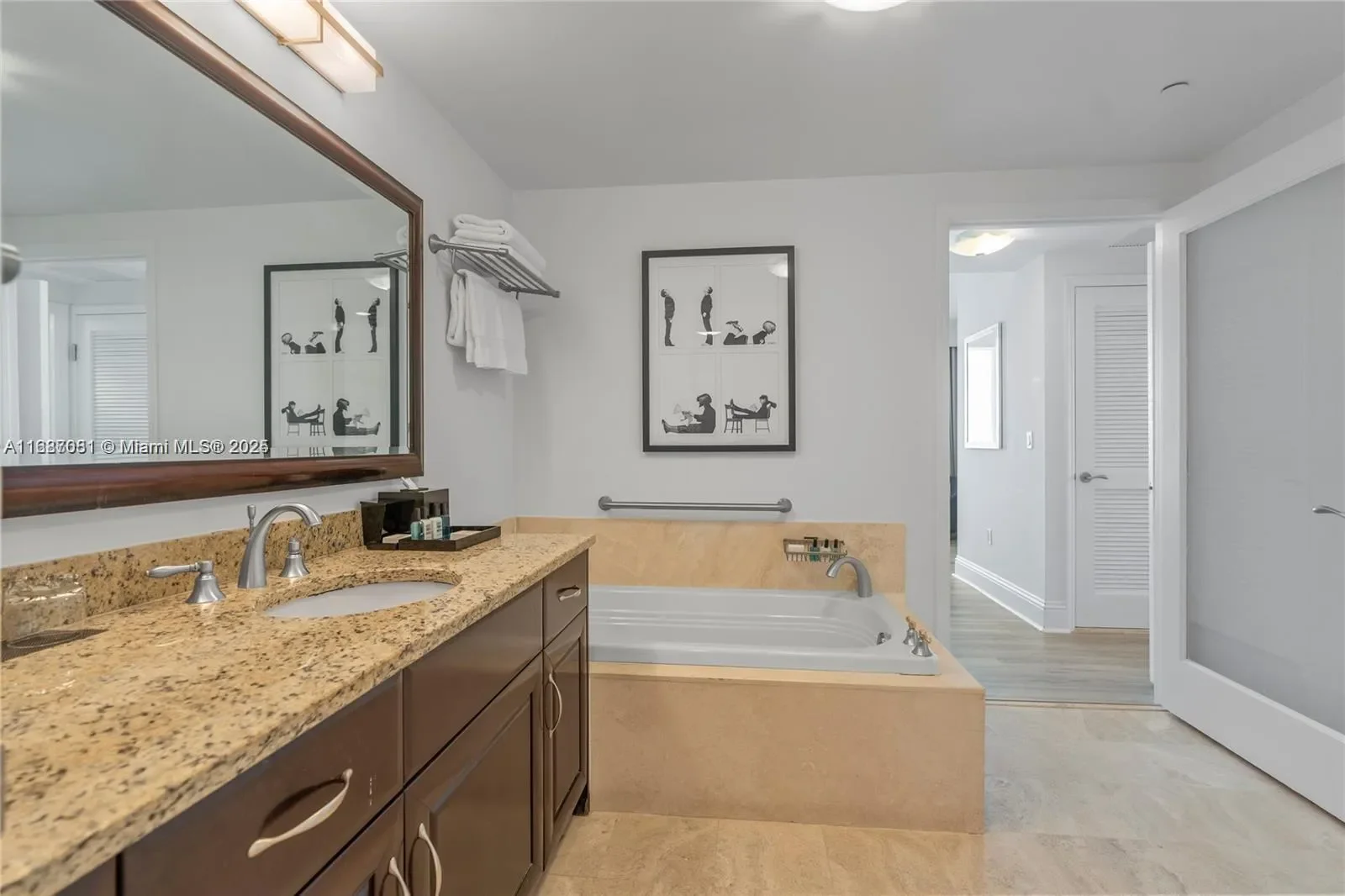 4401 COLLINS AV 1214, Miami Beach, Florida, United States. - Photo 23