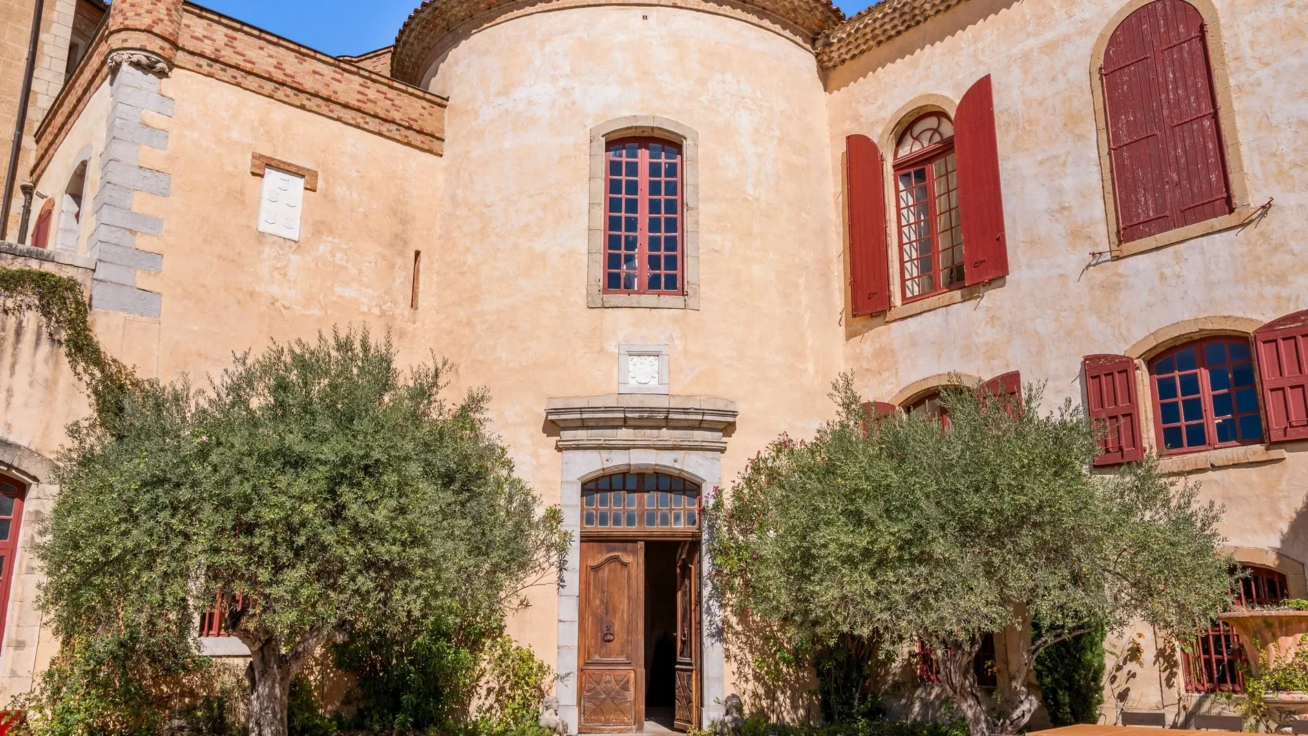 Exterior photo 5