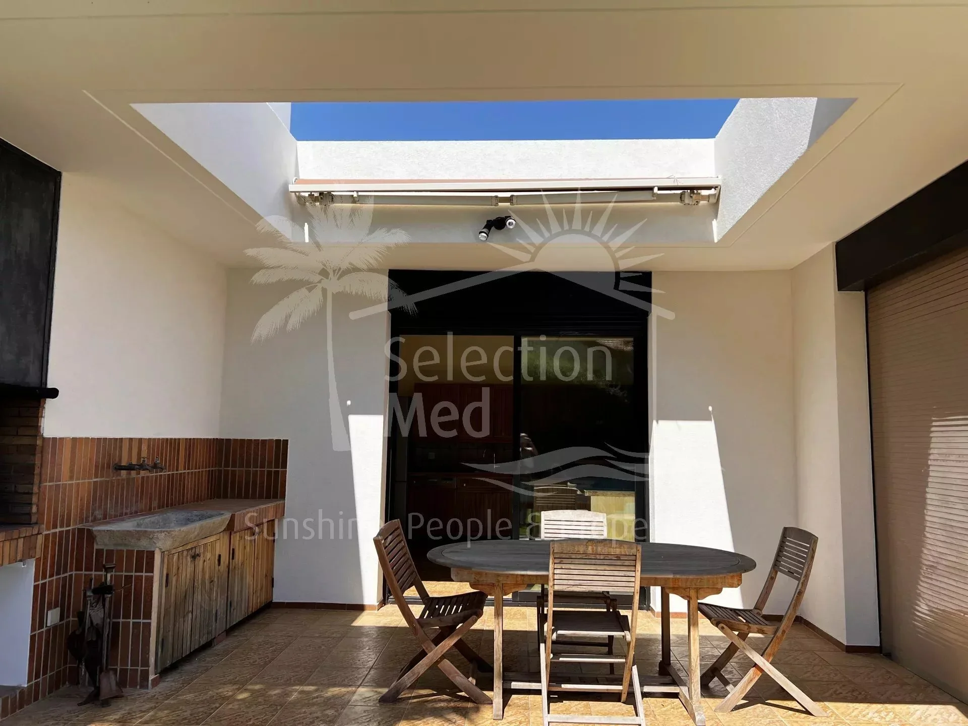 Exterior photo 5