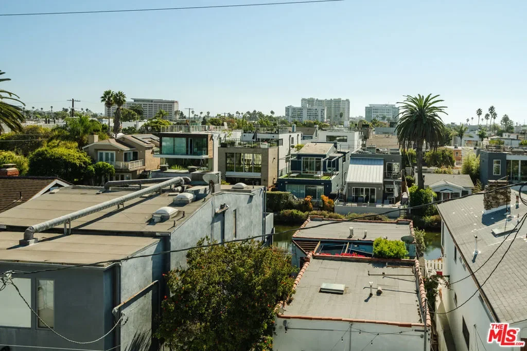 302 S Venice Boulevard, Los Angeles, California, United States. - Photo 39