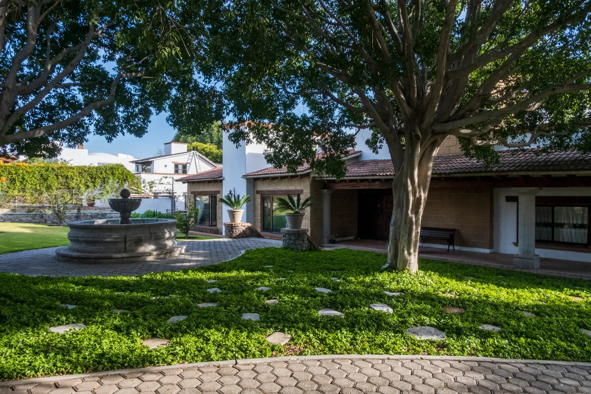 Exterior photo 2