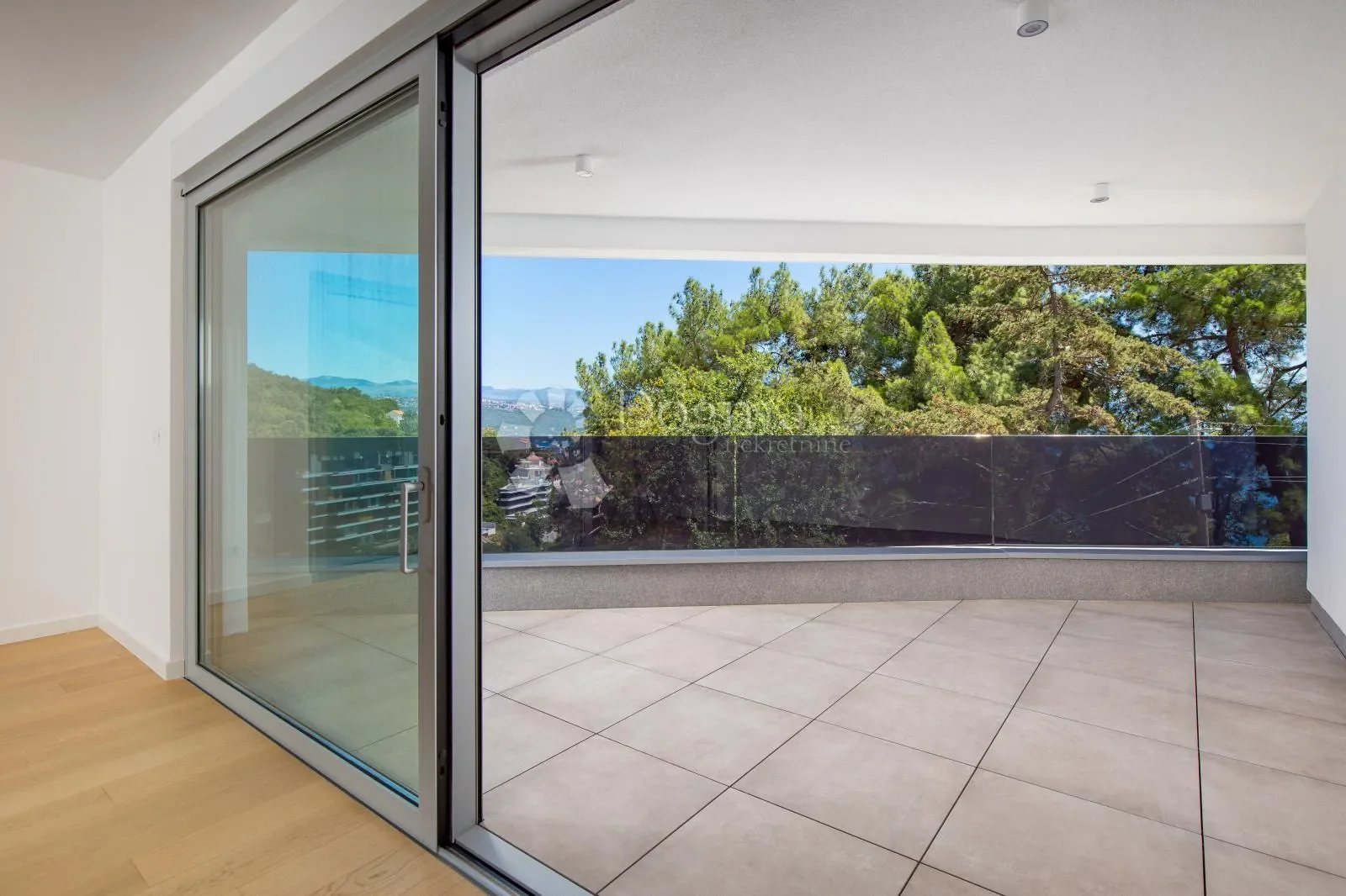 Exterior photo 9