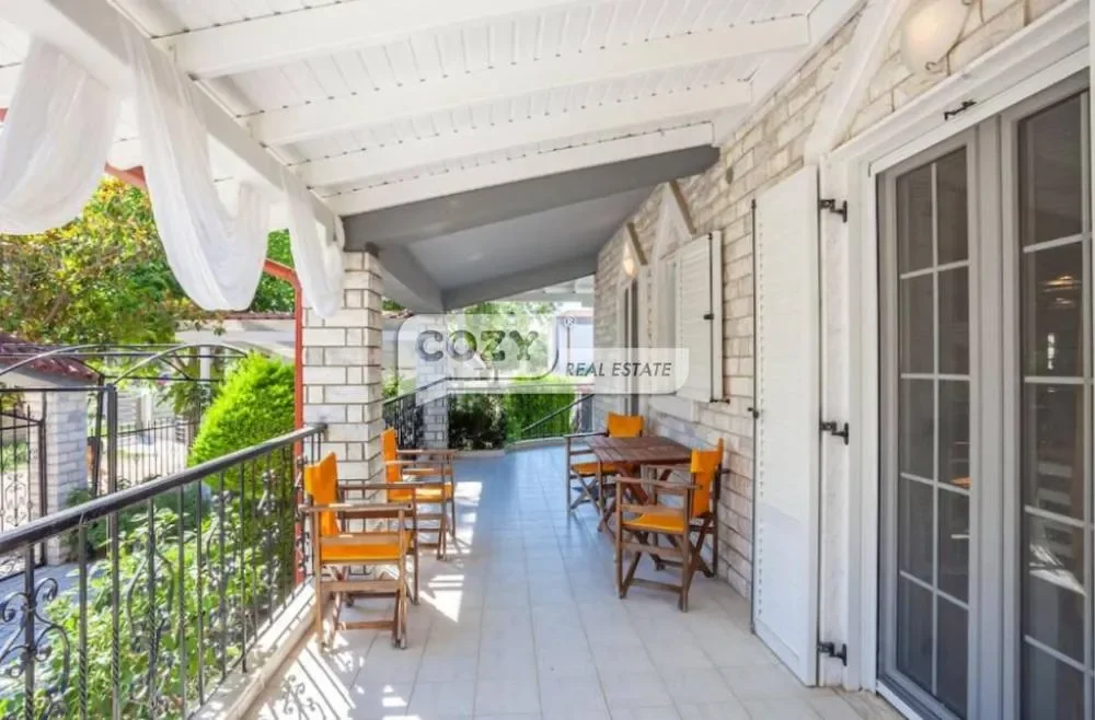 Exterior photo 7