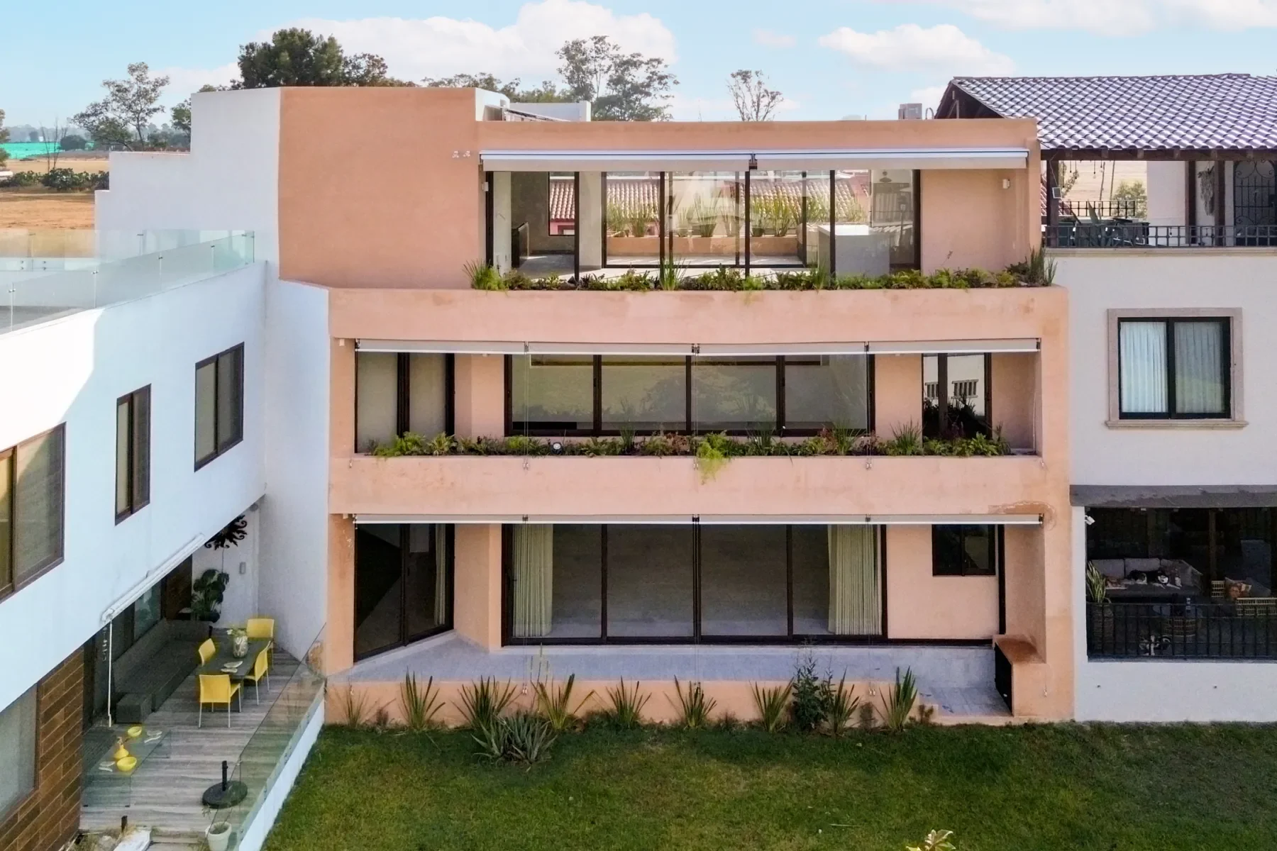 Exterior photo 2