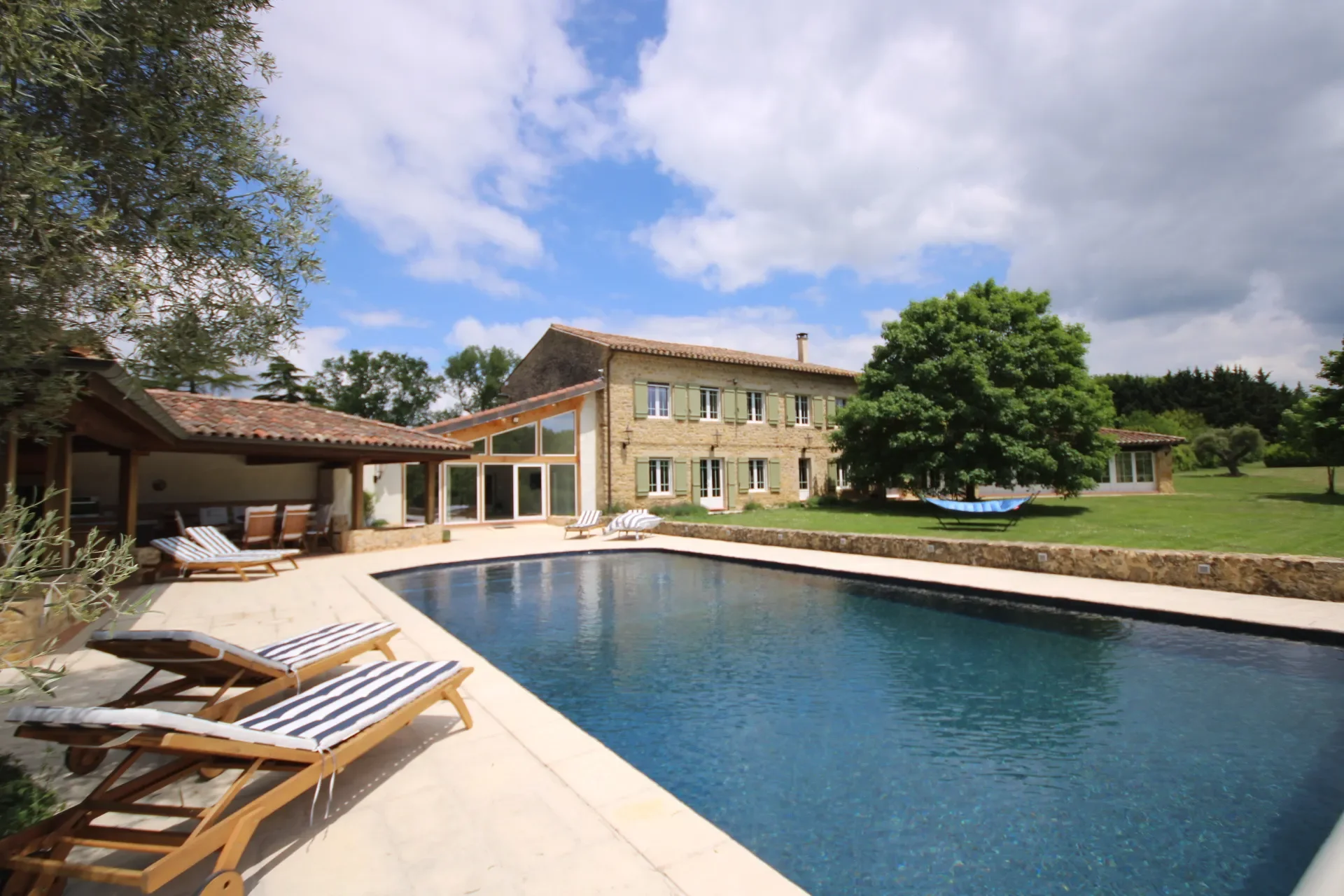 Exterior photo 1