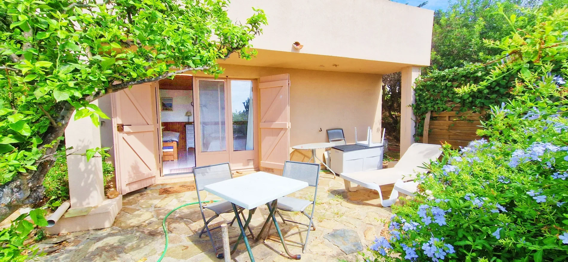 Exterior photo 8