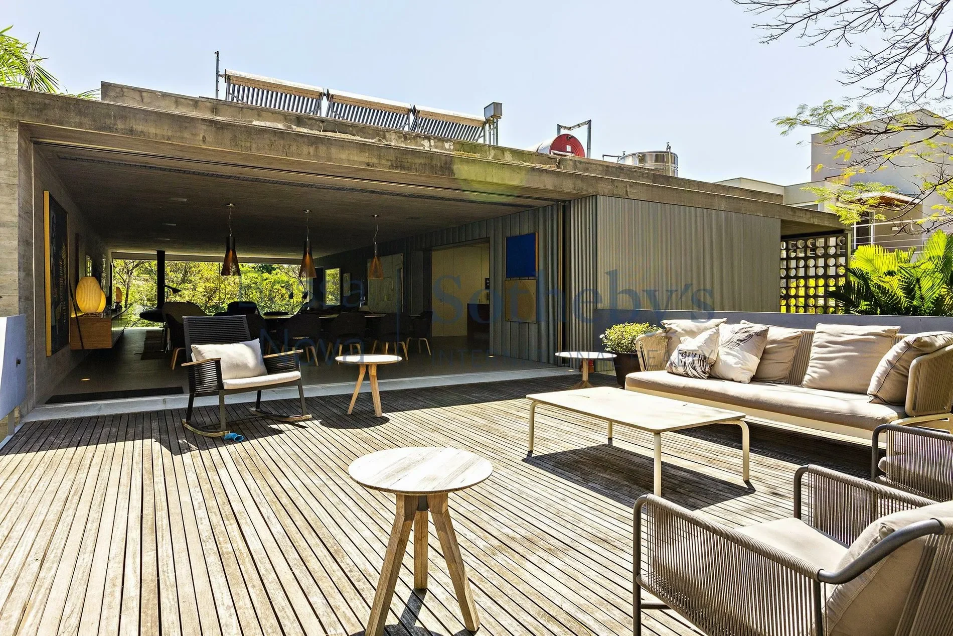 Exterior photo 1
