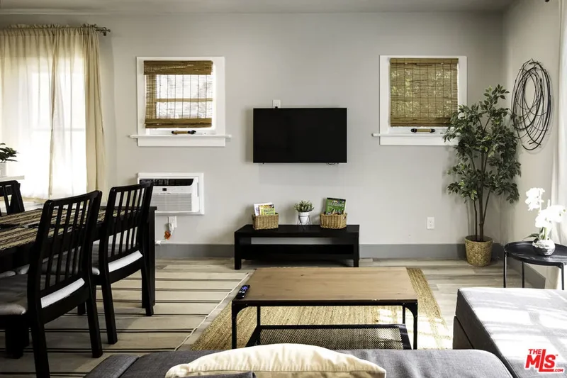 1561 1/2 S Harvard Boulevard, Los Angeles, California, United States. - Photo 3