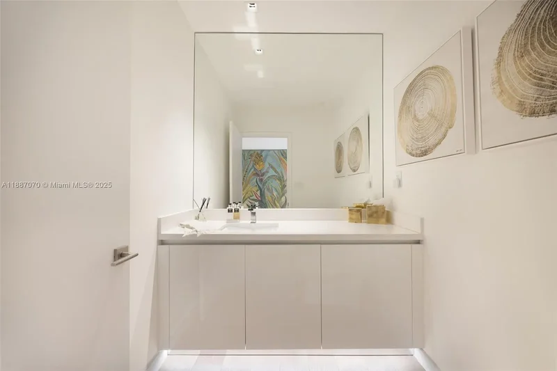 801 S Pointe Dr PH602, Miami Beach, Florida, United States. - Photo 17