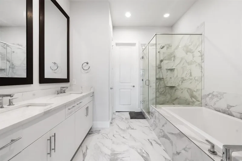 381 E Greenbriar Lane 1603, Dallas, Texas, United States. - Photo 2