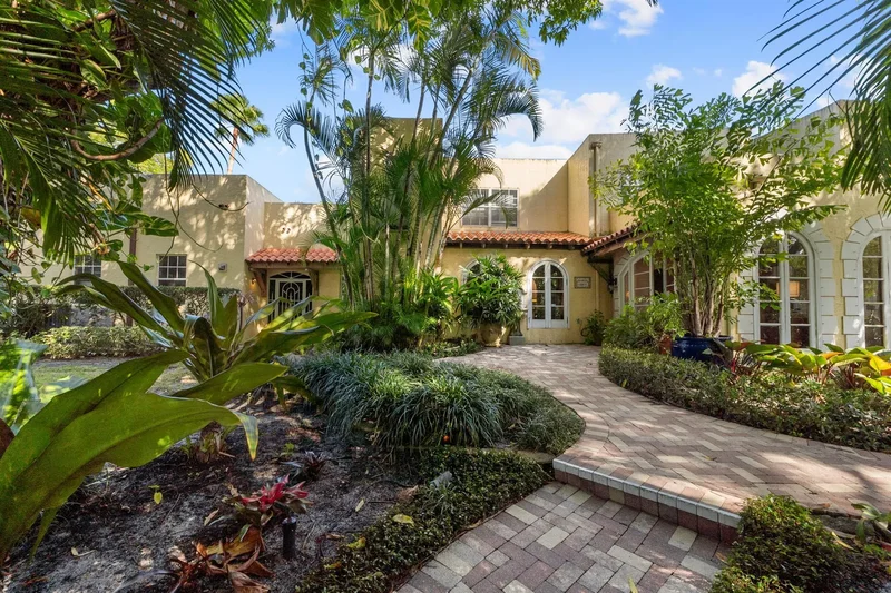 Single Family Residence in West Palm Beach