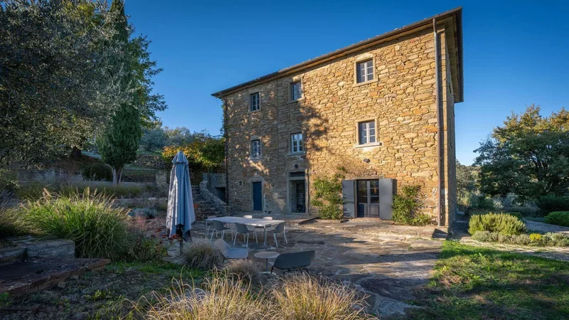 Splendid villa with pool and land in Civitella in Val di Chiana