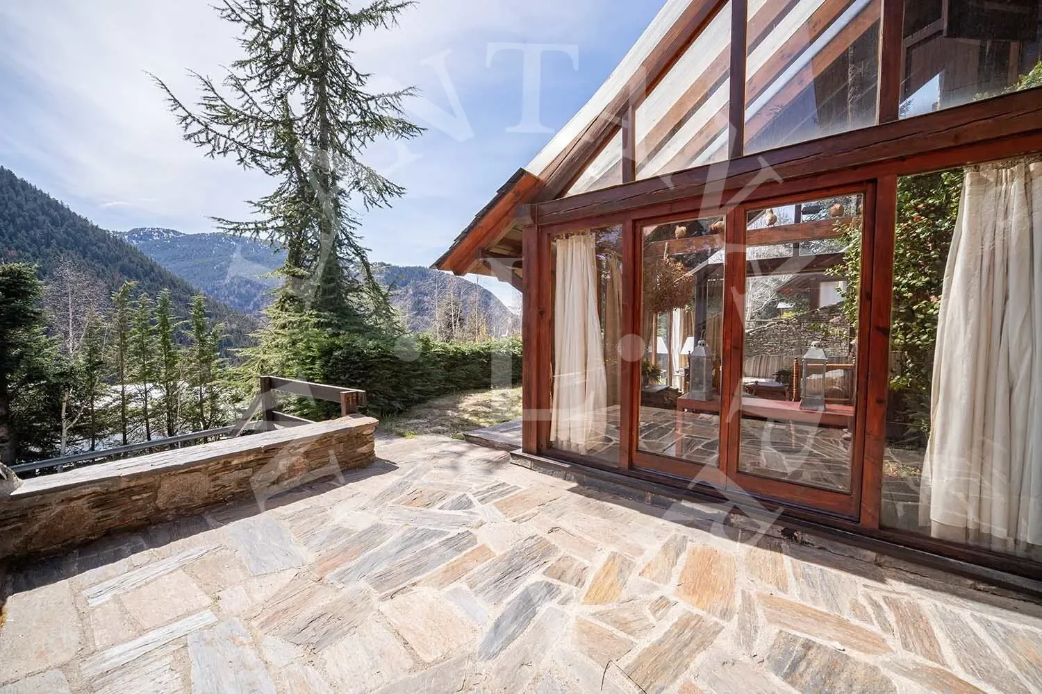 Exterior photo 1
