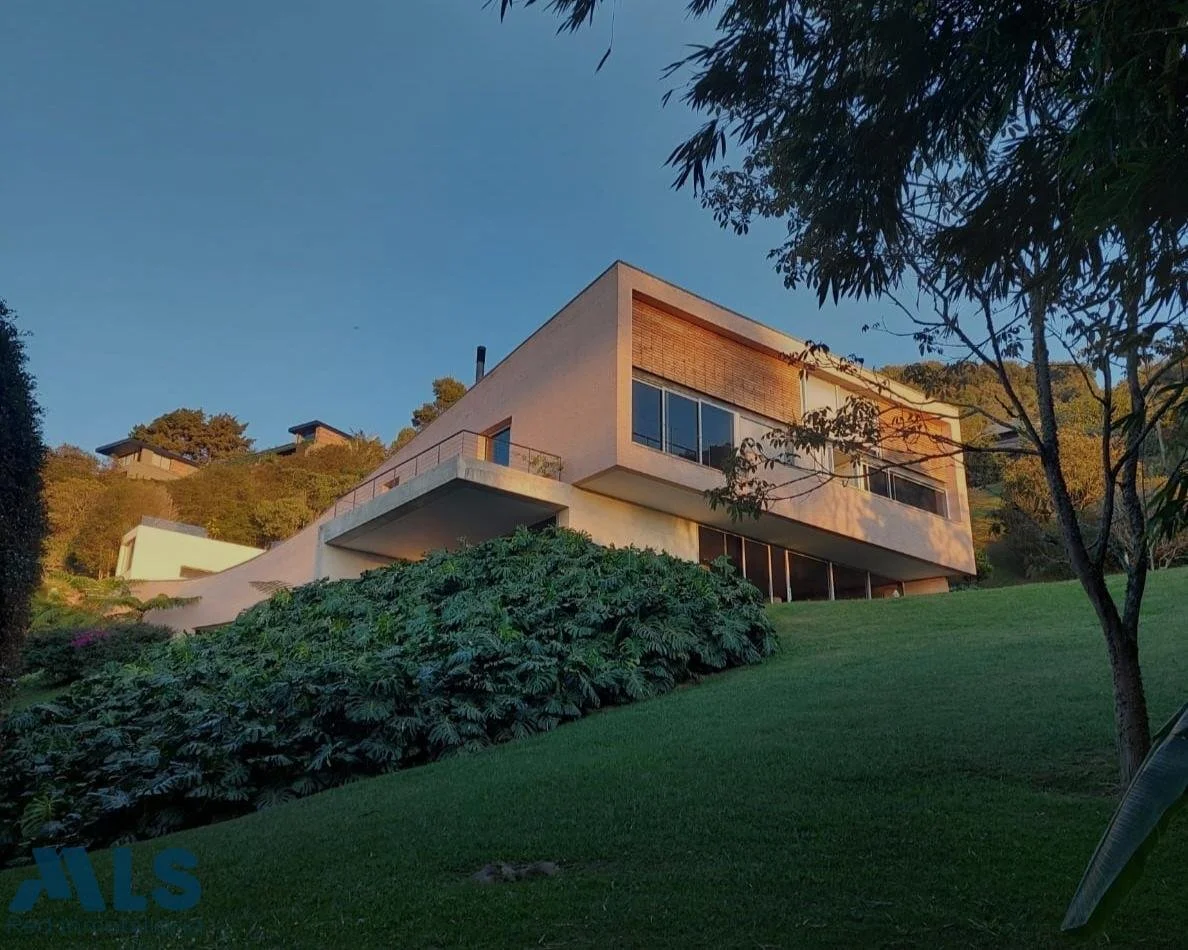 Exterior photo 2