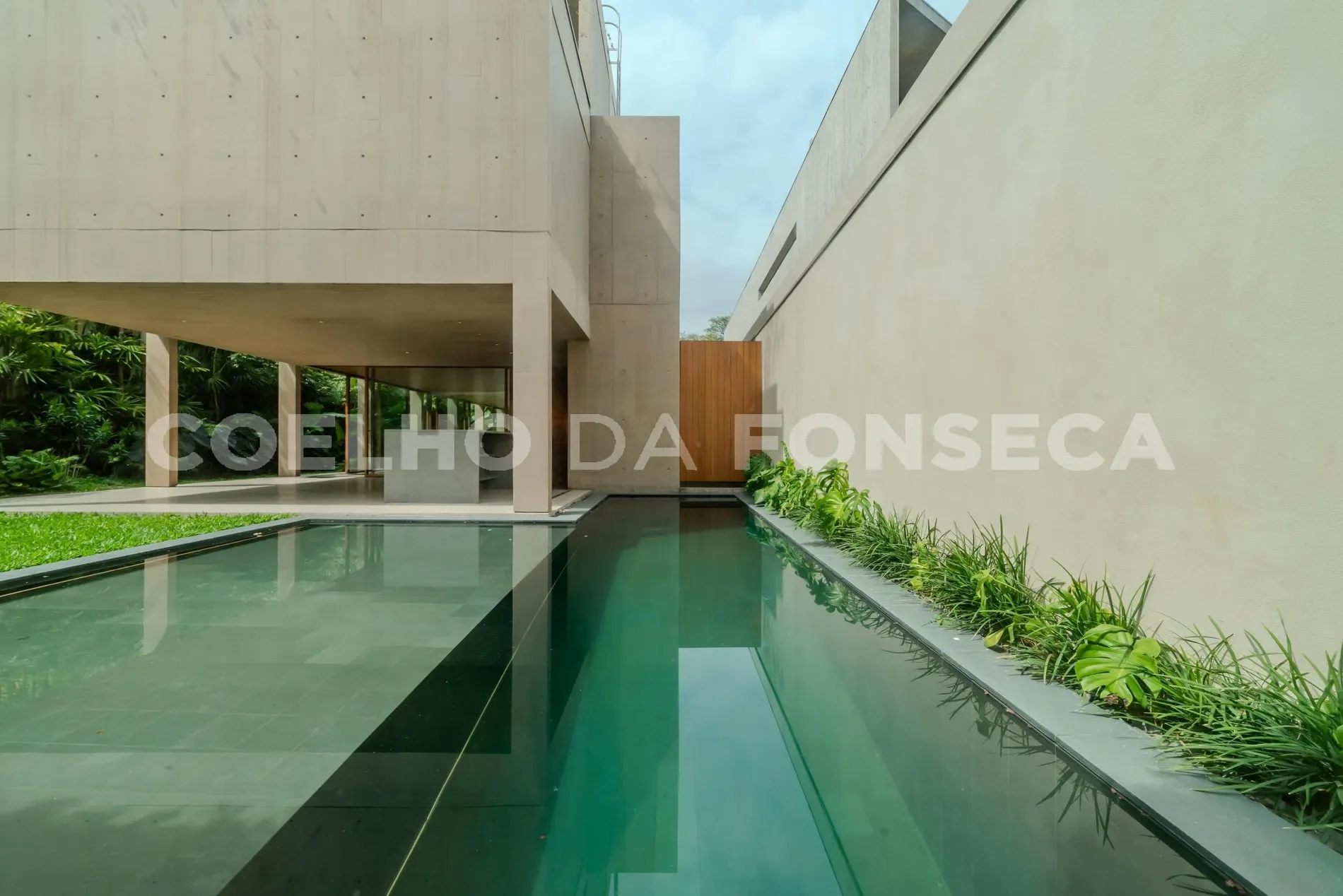 Exterior photo 6