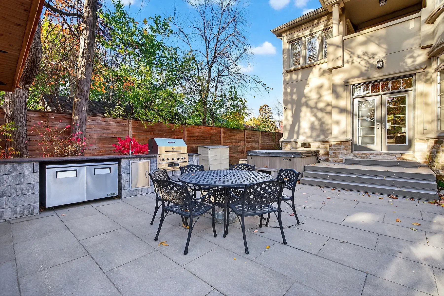 Exterior photo 6