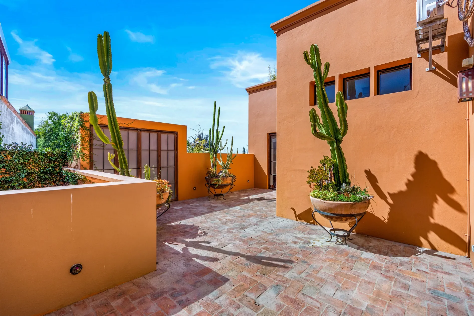Exterior photo 6