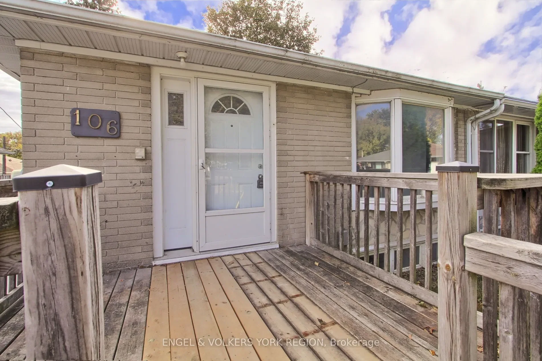 Exterior photo 5