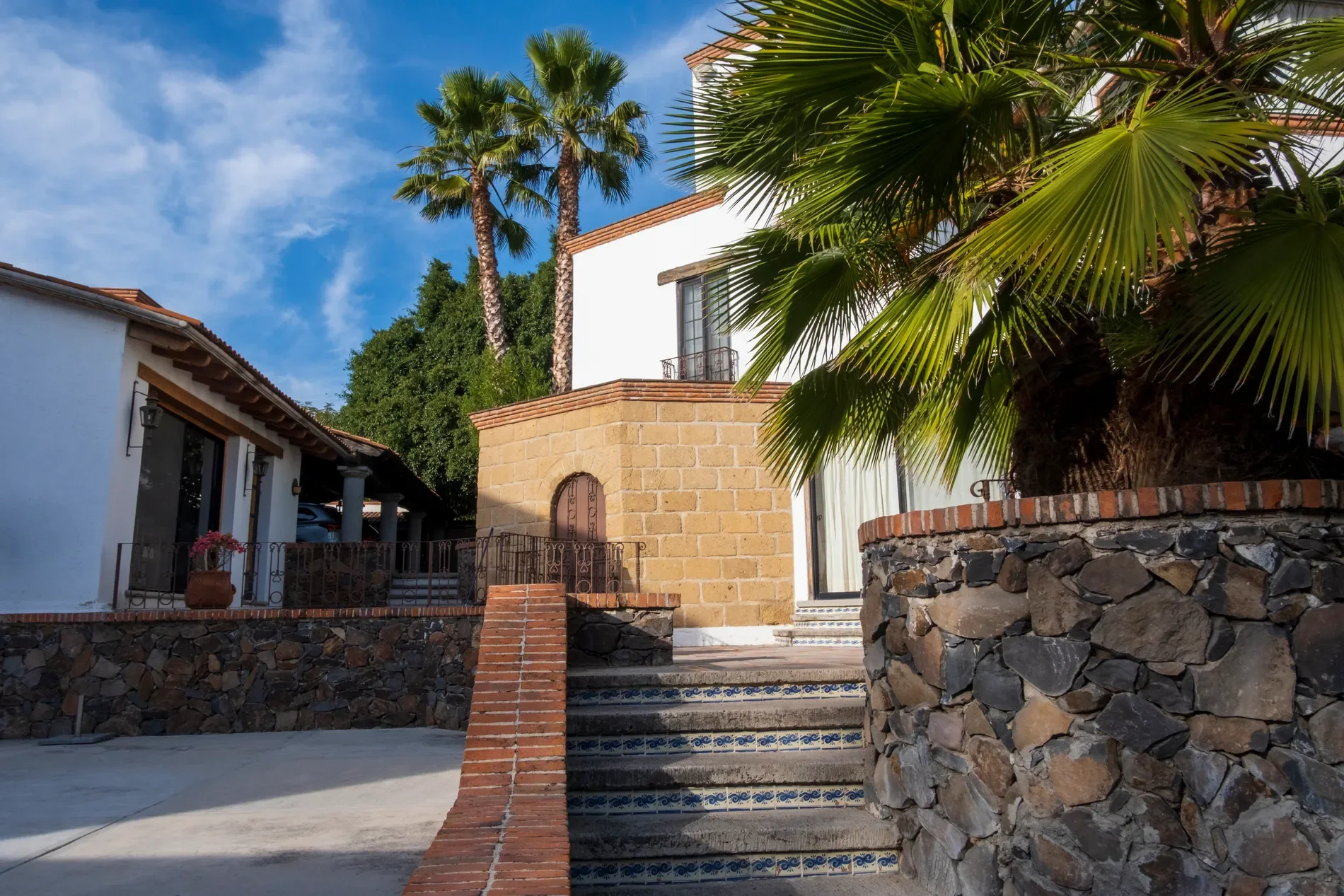 Exterior photo 4