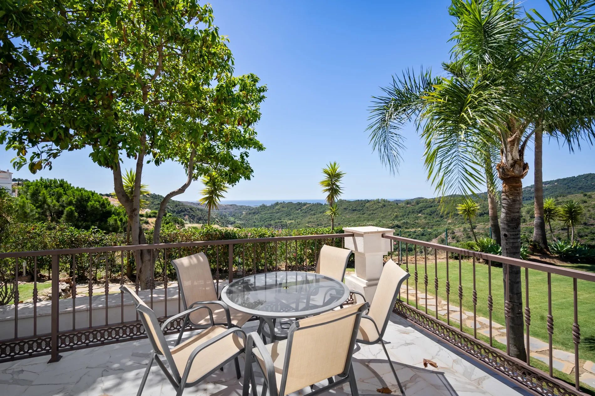 Exterior photo 8