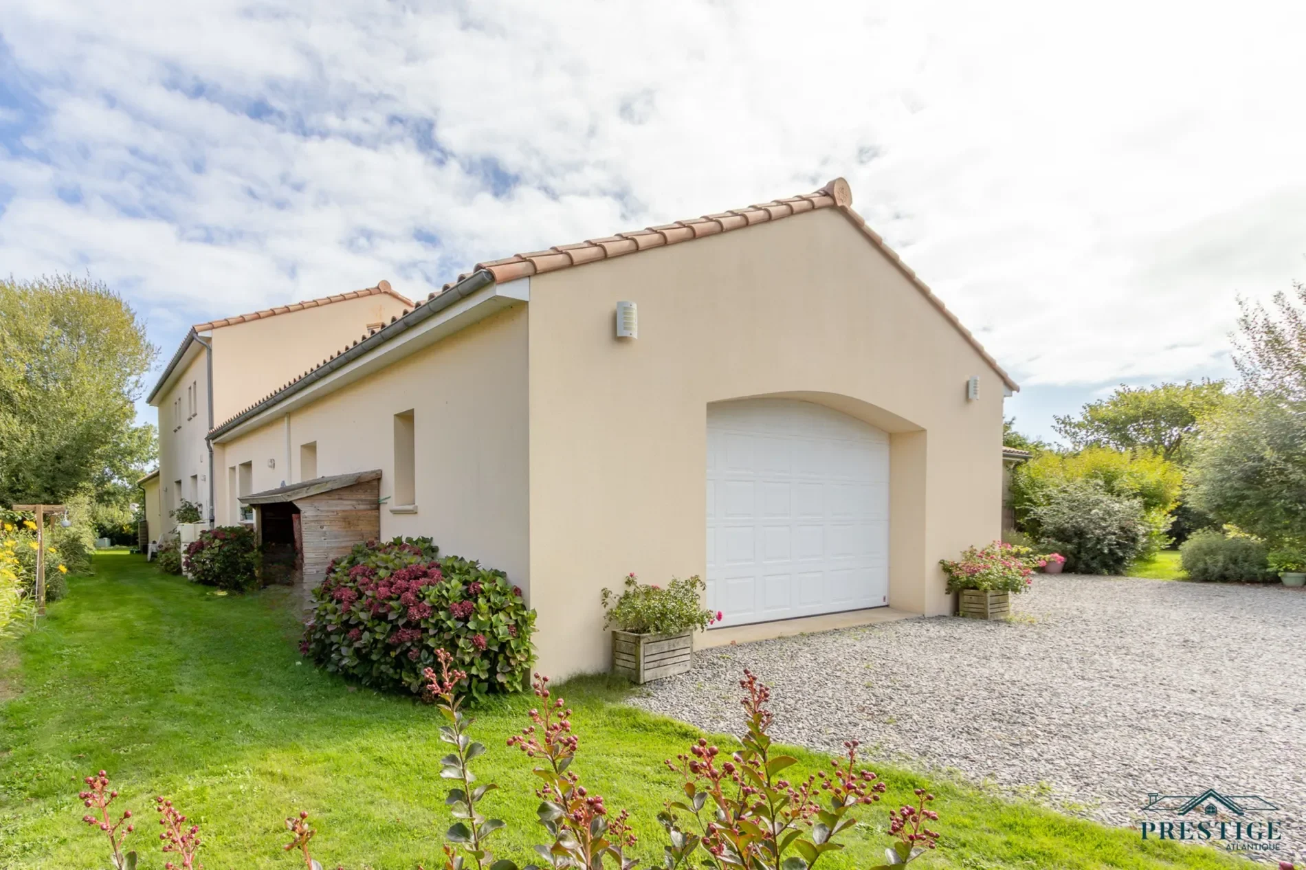 Exterior photo 8