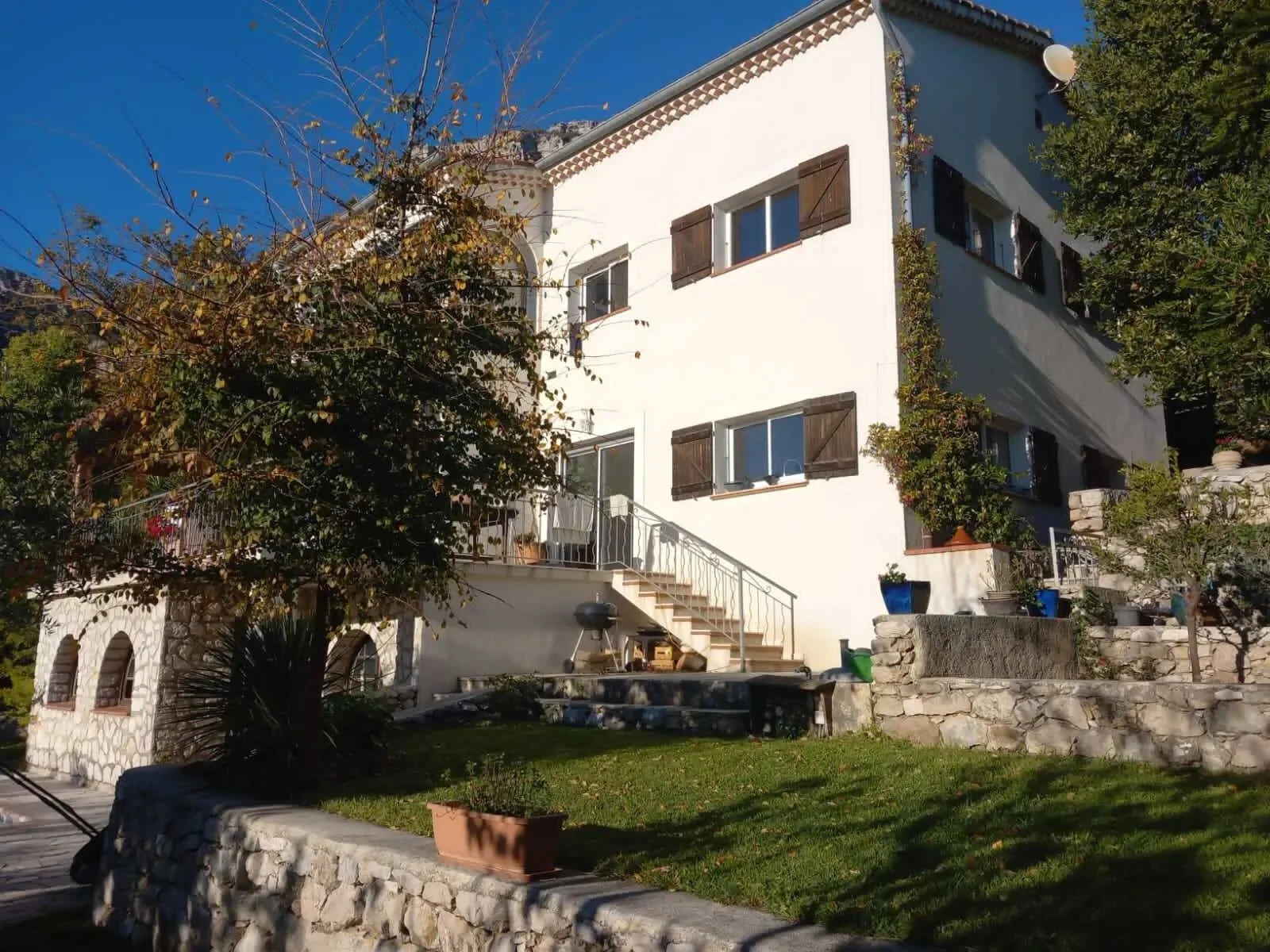 Exterior photo 2