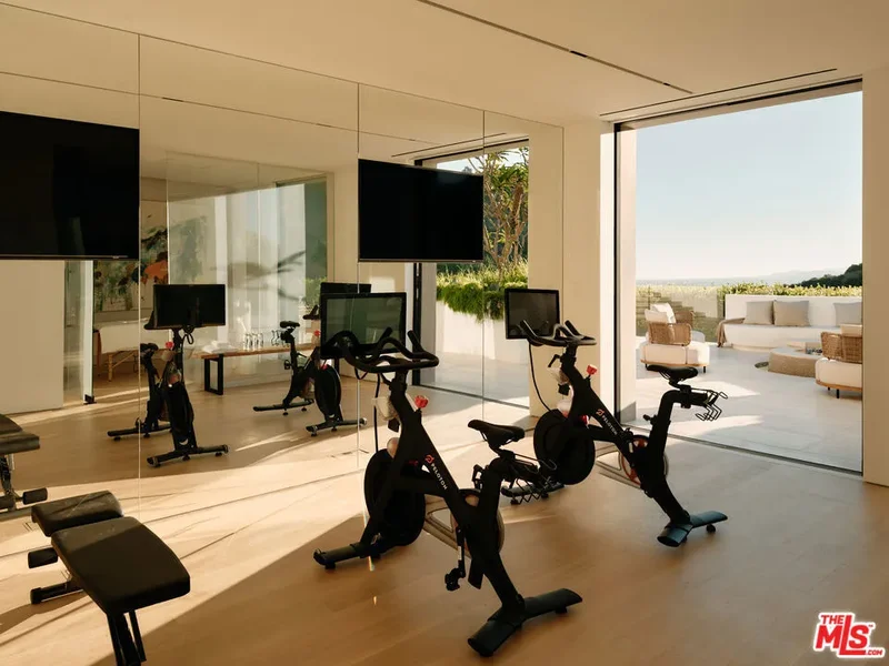 9259 Robin Drive, Los Angeles, California, United States. - Photo 22