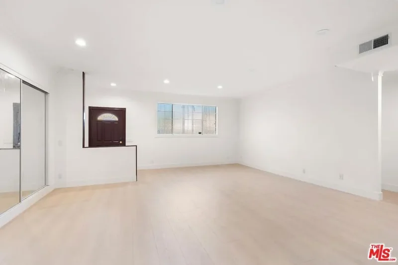 800 S Bronson Avenue, Los Angeles, California, United States. - Photo 22