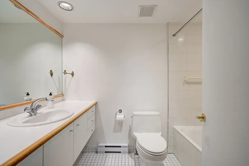 305 Rue de la Commune O. TH3, Montréal, Quebec, Canada. - Photo 16