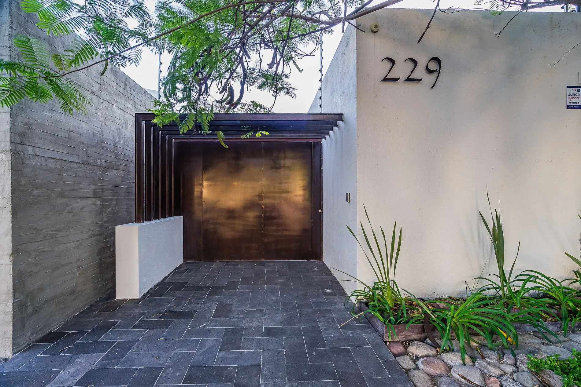 Exterior photo 2