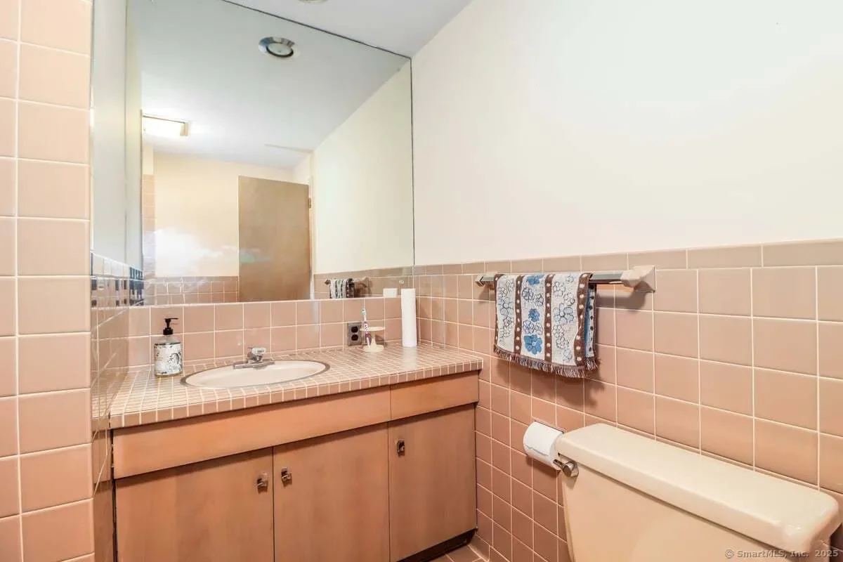 32 Locust Road, Greenwich, Connecticut, United States. - Photo 7