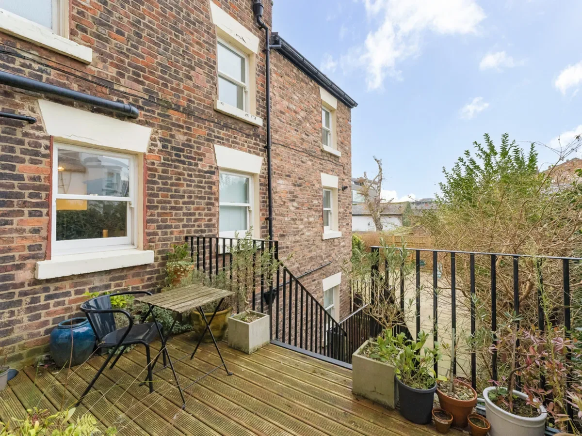 Built in circa 1800, “Number 50” is a Grade II listed maisonette with a private garden, located in L