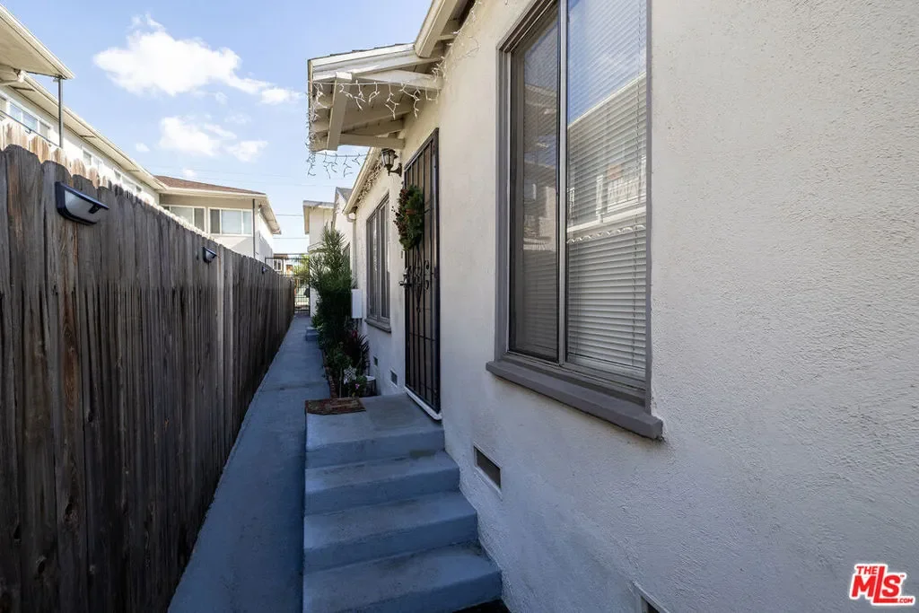 1974 Henderson Avenue, Signal Hill, California, United States. - Photo 1