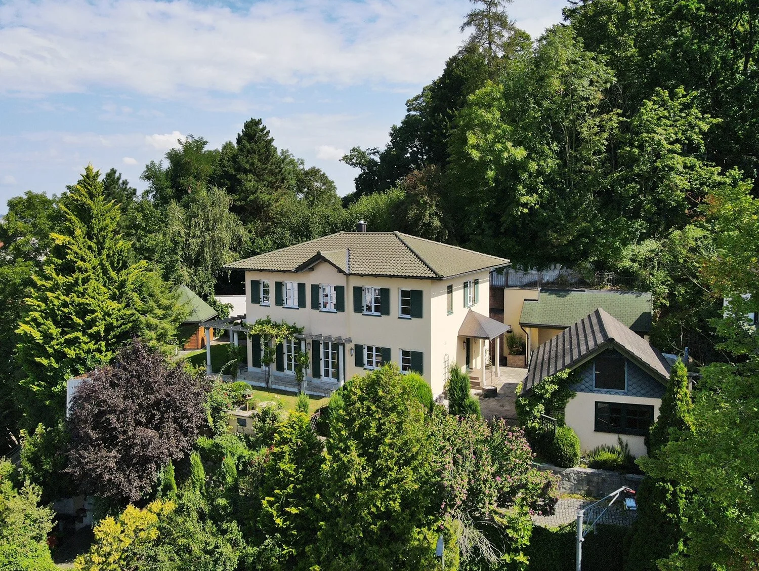 Exterior photo 2