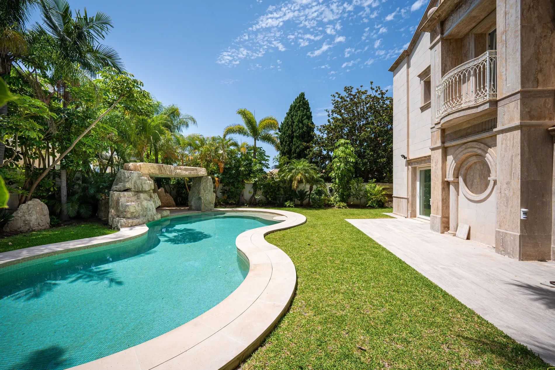 Exterior photo 4